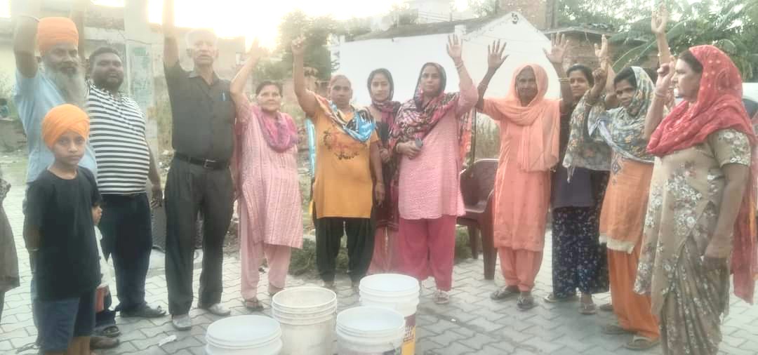 पानी न मिलने पर खाली बाल्टियां रखकर प्रदर्शन किया गया